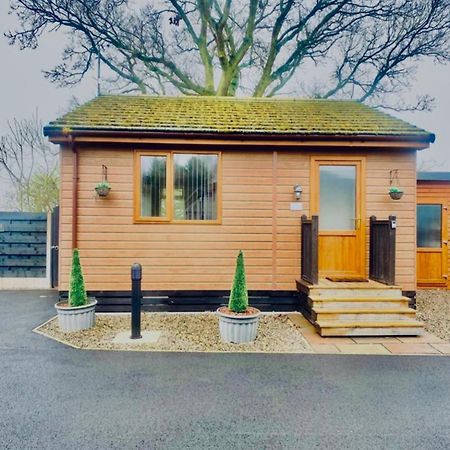 Cherry Cabin With Hot Tub York Bagian luar foto
