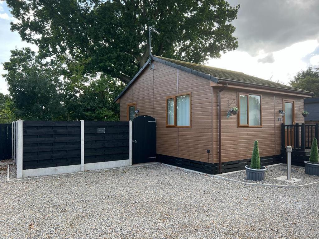 Cherry Cabin With Hot Tub York Bagian luar foto
