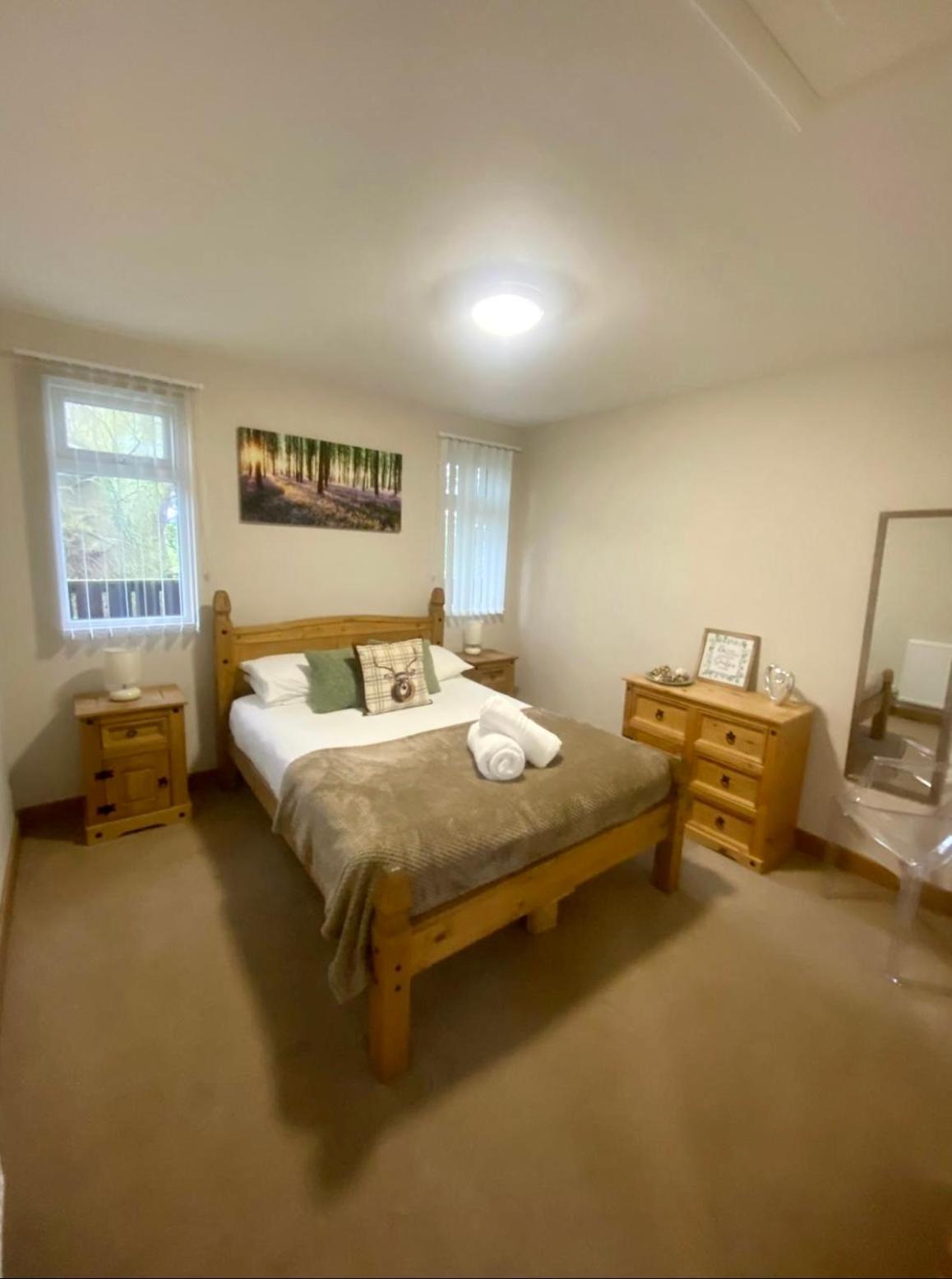 Cherry Cabin With Hot Tub York Bagian luar foto