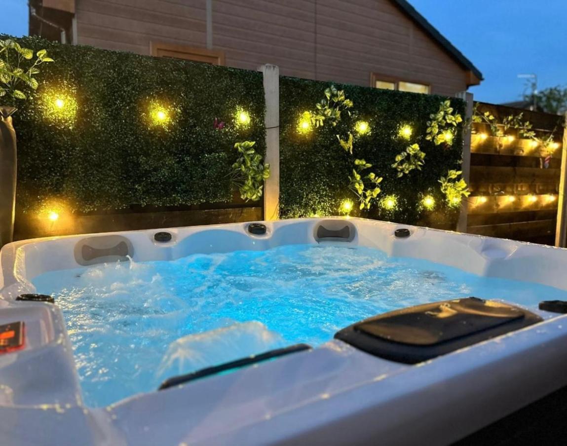Cherry Cabin With Hot Tub York Bagian luar foto