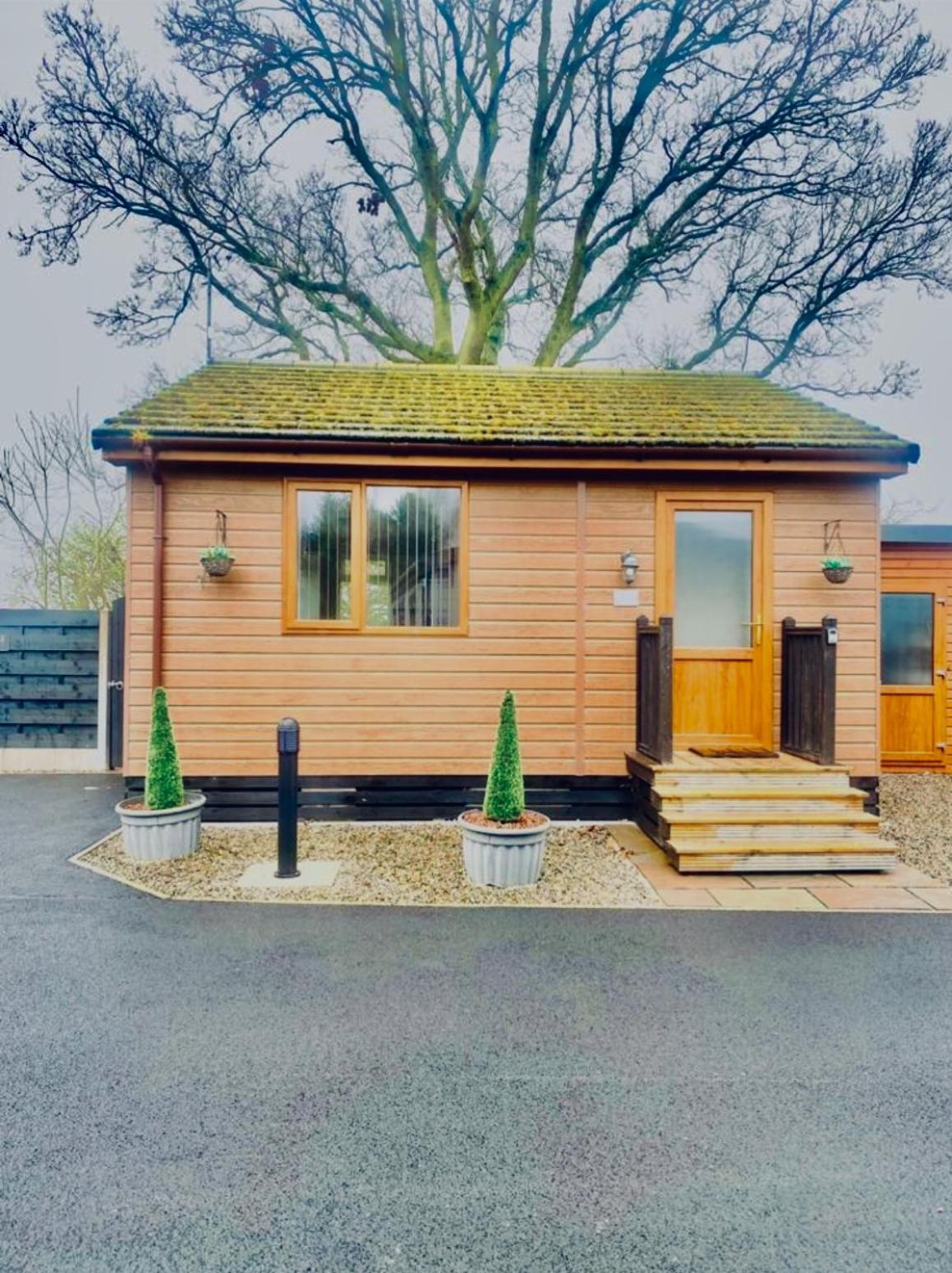 Cherry Cabin With Hot Tub York Bagian luar foto